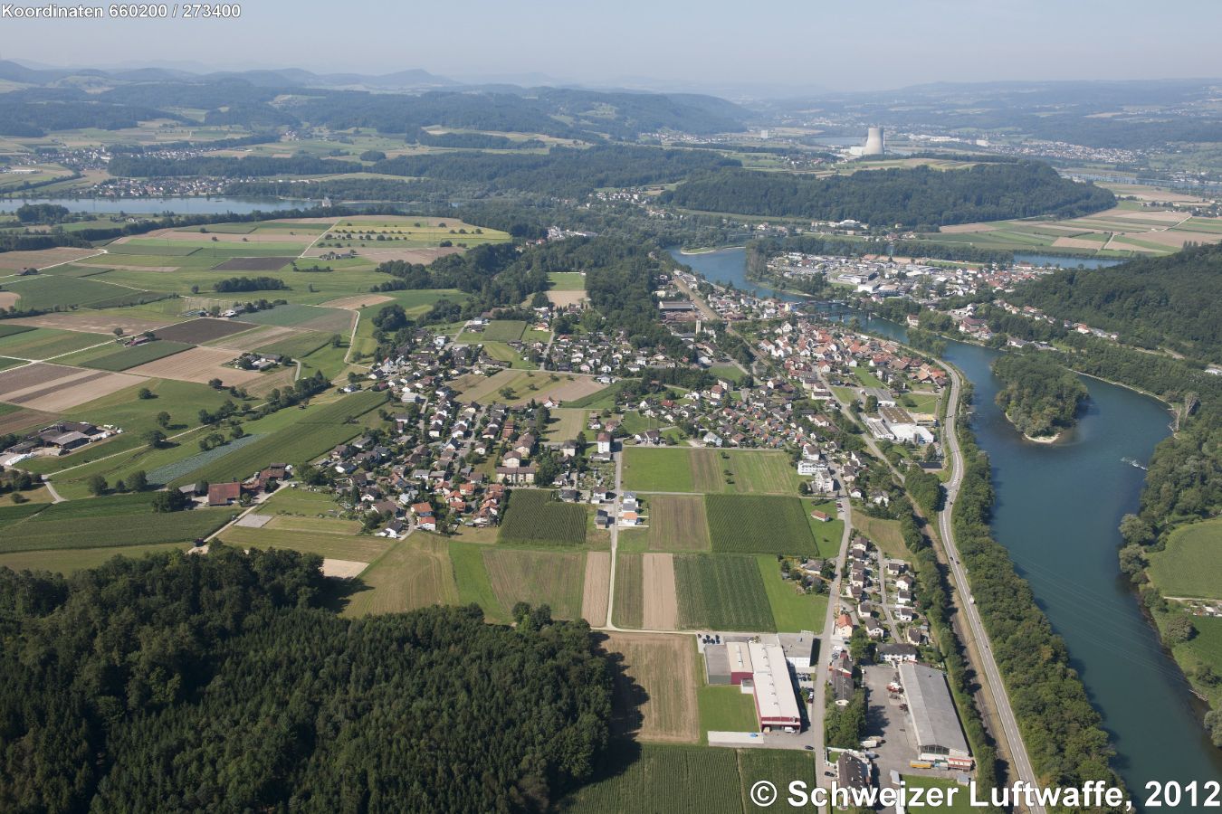 Koblenz, Blick gegen SW (Position: 2'659'957.21, 1'273'406.11). Klingnauer Stausee (gespiesen von der Aaew) Mitte rechts im Bild, am See-Anfang: Gippingen. Oben Rechts im Bild: Kernkraftwerk Leibstadt. Siedlung im Vordergrund am Rhein: Koblenz. Auf der rechten Rheinseite: Stadtteil 'Bergstadt' von Waldshut (D). Rheininsel 'Grindli'.